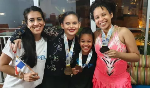 Patinadoras del Club Loops Panamá vuelven cargadas de preseas