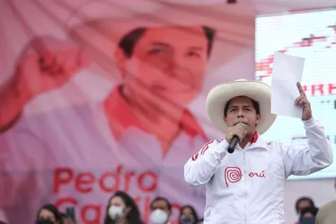 Pedro Castillo aventaja en más de diez puntos a Keiko Fujimori, según un nuevo sondeo