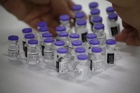 Covid-19: Comisión Europea firma acuerdo con Pfizer para adquirir hasta 1,800 millones de dosis