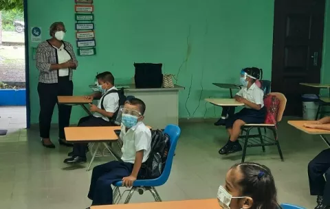 ¿Cuándo empezarán las clases semipresenciales en las 22 escuelas con permiso aplazado?