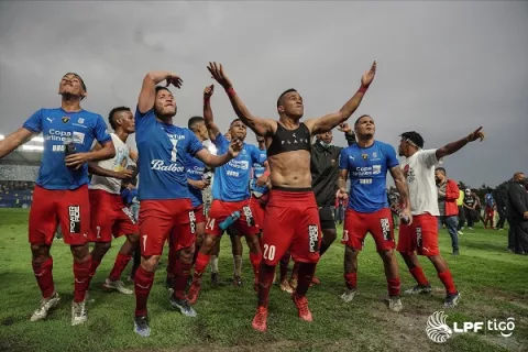 Plaza Amador se corona en la cancha del Universitario