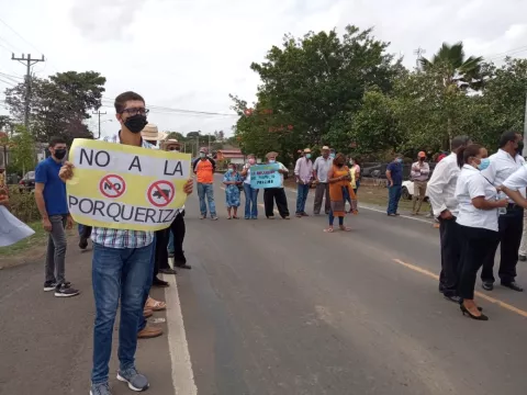 Moradores de Guararé rechazan proyecto porcino que podría convertirse en fuente de contaminación 