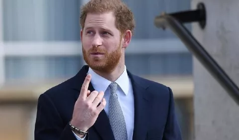 El príncipe Harry sigue de 'niño berrinchudo'