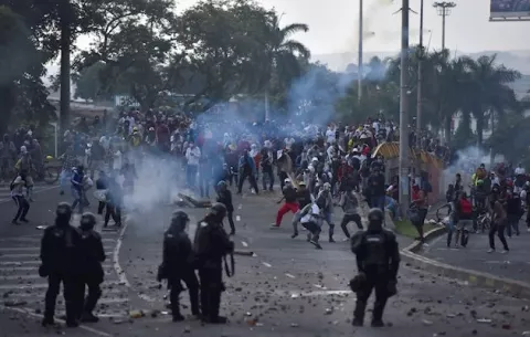 Unos 16 muertos y centenares de heridos dejan protestas en Colombia