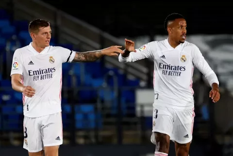 Real Madrid rescata un punto ante el Sevilla, insuficiente para el liderato