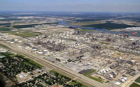 Pemex adquiere con $600 millones  refinería Shell