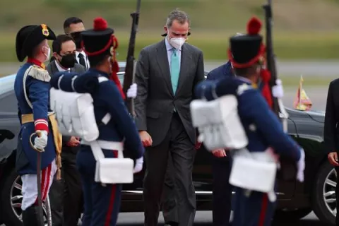 El rey de España recibe la vacuna contra la covid-19 en su turno de edad
