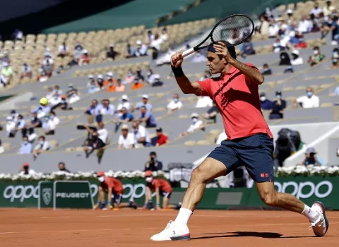 Federer brilla en su regreso al Roland Garros y Naomi Osaka huye de la presión