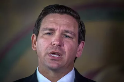 Gobernador de Florida firma ley que prohíbe expulsar candidatos de redes