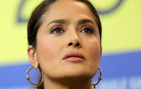 Salma Hayek revela que pensó que moriría al enfermarse gravemente de covid-19