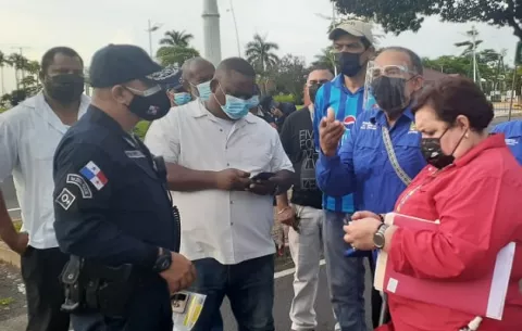 Taxistas realizan paro y cierre de calles a nivel nacional para exigir continuación del par y non