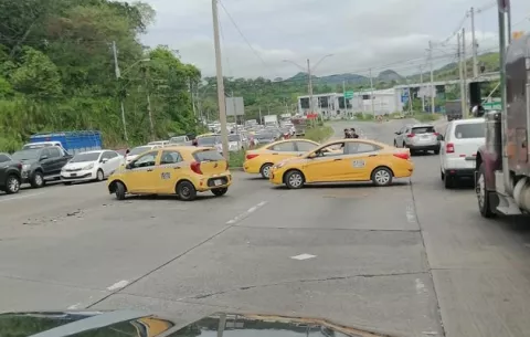 ¿Por qué la ATTT decidió quitar la medida de par y non a los taxistas?
