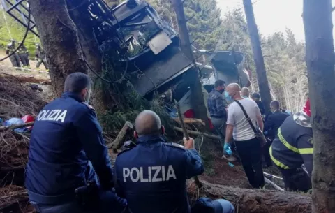 Ascienden a 12 los muertos en el accidente de una cabina de teleférico en Italia