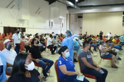 Vacunan a 2,400 docentes y administrativos de la Universidad de Panamá