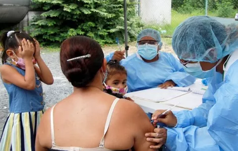Minsa recomienda a vacunados de covid-19 esperar cuatro semanas para recibir la de la influenza