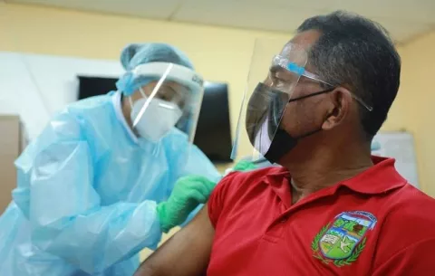 ¿Qué riesgos para Panamá implica no vacunarse contra la covid-19?