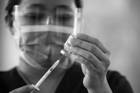 Me vacuné con AstraZeneca y me siento en capacidad de recomendarla