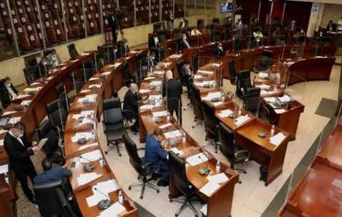 Asamblea recibe 500 dosis de la vacuna contra la covid-19; inmunización enfrenta a diputados