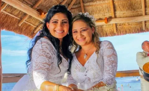 Wendy Jaramillo y la cantante Roxana Jaén se casaron en México