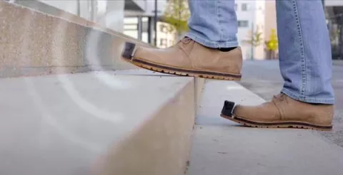 Los 'zapatos inteligentes' que avisan a los invidentes de los obstáculos