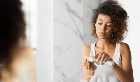 Agua micelar: ¿Cuál es su función en la limpieza facial?