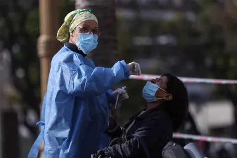 Argentina retoma las restricciones por la pandemia durante el fin de semana 