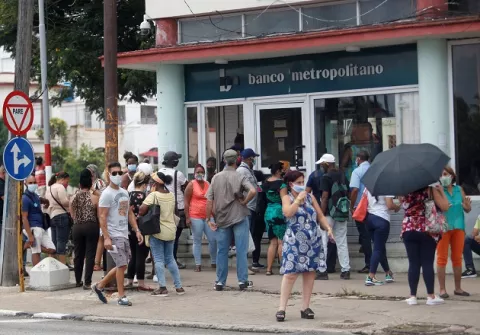 Bancos cubanos dejan de aceptar  depósitos de dólares en efectivo