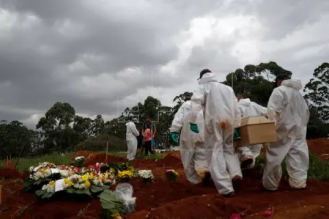 Brasil suma 1,454 nuevas muertes por covid-19 y supera las 470,000 en total