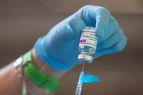Canadá aprueba mezclar las dosis de las vacunas de AstraZeneca y Pfizer
