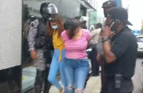 Atrapan a dos 'cancheras' hurtando dentro de una empresa de la Zona Libre de Colón