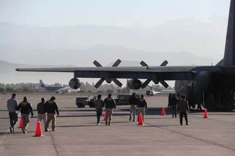 El Gobierno de Chile expulsa en avión a 72 migrantes argentinos y colombianos
