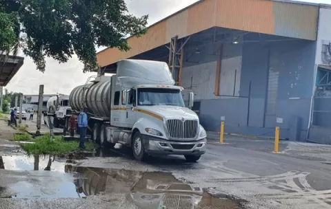 Idaan dota a  hospitales  de agua potable con carros cisternas