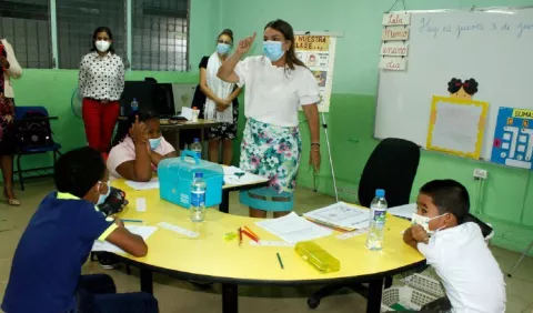 Más de 350 escuelas avanzan hacia las clases semipresenciales