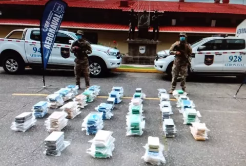 Senan persigue lancha rápida y detiene a sus tres tripulantes con 309 paquetes de cocaína 