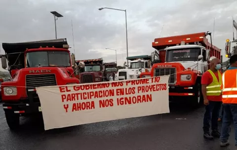 Camioneros incomunican la ciudad de Colón exigiendo oportunidades de trabajo en proyectos de construcción