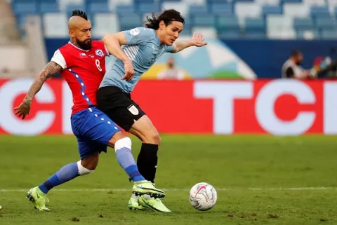 Chile alcanza la siguiente ronda de la Copa América, pese a dejar escapar el triunfo ante Uruguay