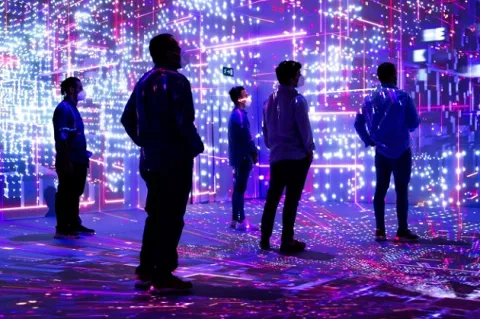 Un 'terminator' liquida al virus de la covid-19 con luz ultravioleta, IA y 5G