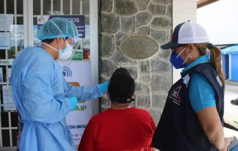 Muertes y contagio por covid-19 van en aumento en Panamá; 715 nuevos casos registró este domingo