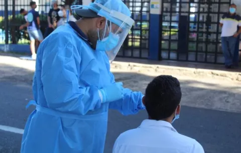 Panamá reporta 827 casos positivos nuevos y se eleva a 68 los pacientes en UCI