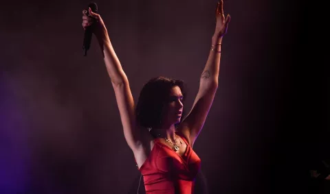Dua Lipa retrasa su gira europea a 2022