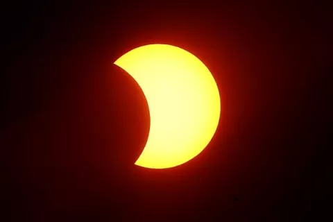 El primer eclipse solar anular de 2021 creará el llamado 'anillo de fuego'