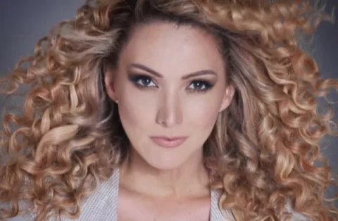 Erika Ender fue esclava del secador y la plancha antes de abrazar la forma natural de su cabello