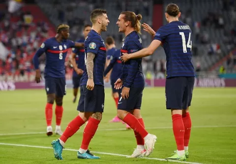 Francia gana el choque de pesos pesados, gracias a un autogol de Mats Hummels