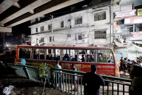 Al menos siete muertos y 52 heridos en explosión en edificio de Bangladesh