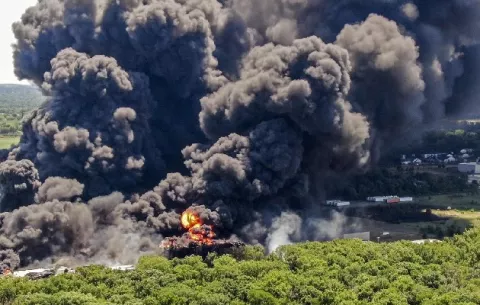 Evacúan a cientos de personas tras explosión en una planta industrial de EE.UU.