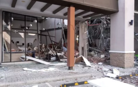 Explosión en Coronado deja severos daños en locales comerciales