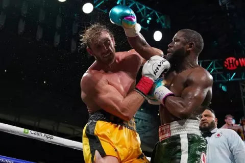 Floyd Mayweather domina al Youtuber Logan Paul en espectáculo de boxeo
