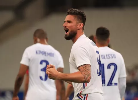 Karim Benzema sale lesionado y eclipsa la cómoda victoria de Francia