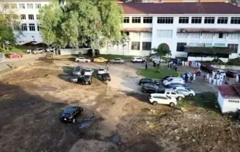 Médicos y administrativos protestan por tala de árboles en los jardines del Hospital Santo Tomás
