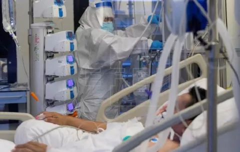 Denominador común entre hospitalizados de 20-50 años es la no vacunación contra la covid-19
